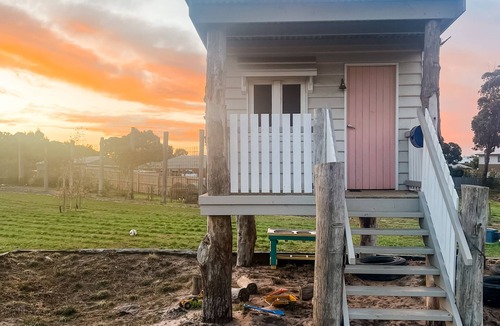 Indented Head House | Seaside Country Retreat w/magnesium pool and red brick fire place