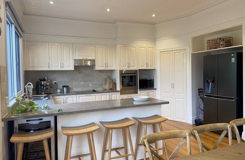 Dromana House | Seaside Escape.1 block from Dromana beach & shops