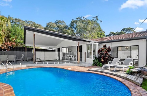 Sapphire Beach House | Seaside Oasis, 200m to beach! w/ 5 bedrooms & pool