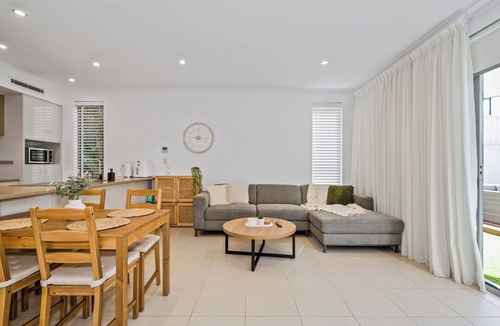 Halls Head House | Seaside Stay | 3BR | Fire Pit | opposite Cafe | Sleeps 8 | dog friendly | beach