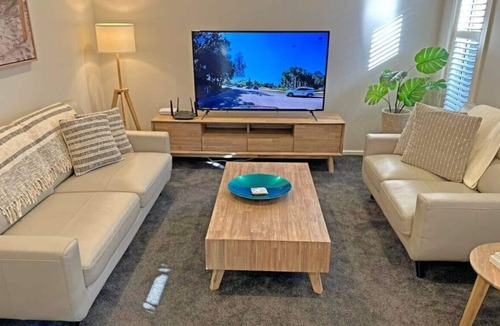 Caves Beach House | Seaspray - Beach and Pool access!