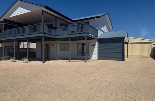 Dalrymple House | Seaviews at Stansbury - Modern and spacious! Off Peak special available!