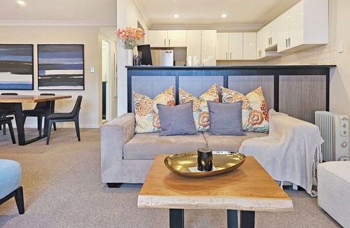 Gosford Apartment | Secure Parking ~ Outdoor Pool ~ Large Balcony ~ Walk to CBD ~ Air-Con ~ WiFi