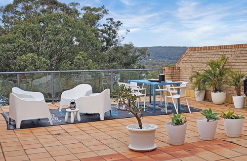 Gosford Apartment | Secure Parking ~ Outdoor Pool ~ Large Balcony ~ Walk to CBD ~ Air-Con ~ WiFi
