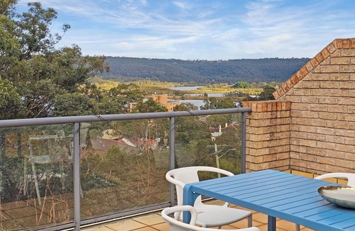 Gosford Apartment | Secure Parking ~ Outdoor Pool ~ Large Balcony ~ Walk to CBD ~ Air-Con ~ WiFi