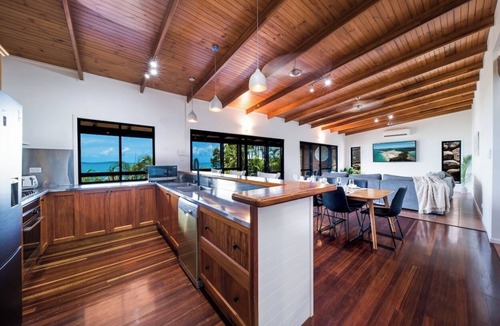 Airlie Beach House | Sensational View, Pool, Walk to Town, Free Parking