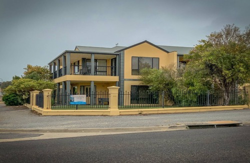 Lake Wangary House | Serendipity is a Large, Well Equipped Esplanade Townhouse