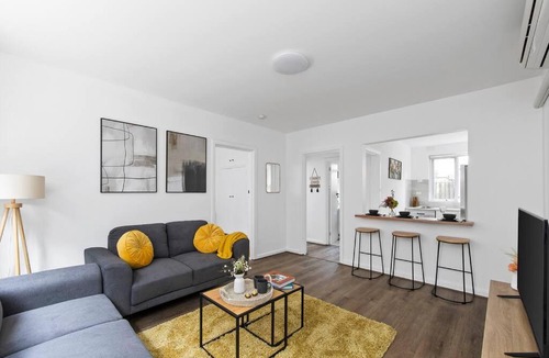 Elwood Apartment | Serene Coastal Haven