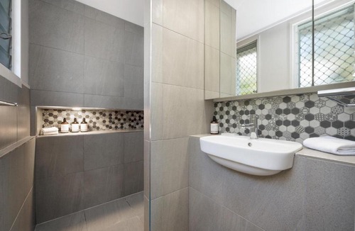Hermit Park Apartment | Serene Courtyard Retreat - Stylish & Pet Friendly
