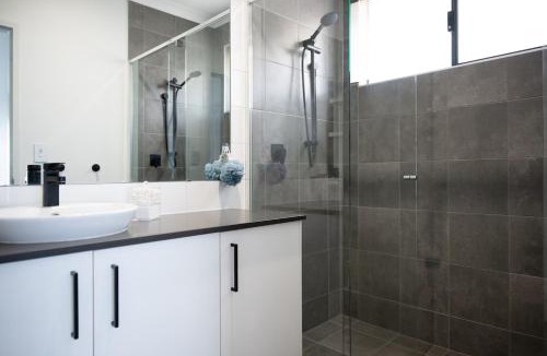 Aveley House | Serene Escape Near The Vines & Swan Valley
