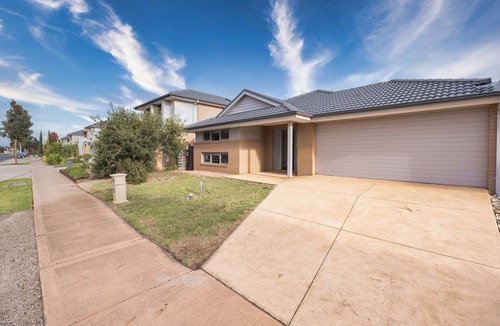 Sanctuary Lakes House | Serene Lakeside 4BR2BA house in Point Cook Paking
