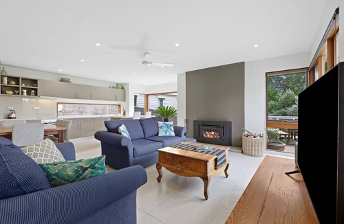 Sorrento House | Set high up on the hill in this very popular pocket of Sorrento (sleeps 7)