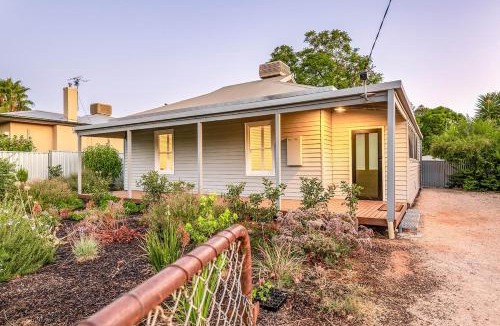 Red Cliffs House | Settlers Cottage on Fitzroy Sleeps 6