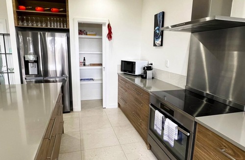 Shadforth House | Shadforth Rise: Close to town, large home with views to inlet, park cars/boat