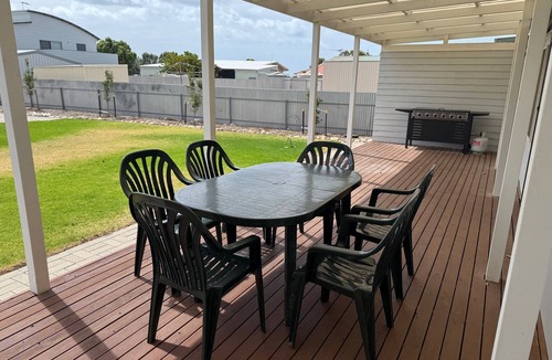 Port Vincent House | Shakona-Only 1 street back from the foreshore!