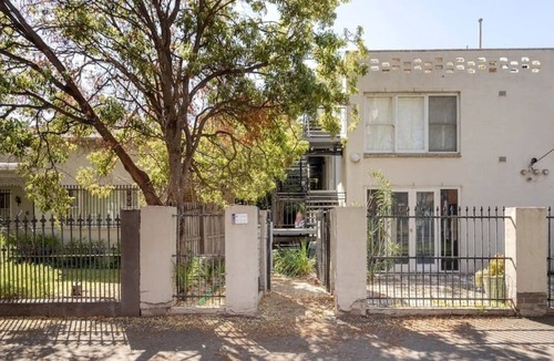 St Kilda West Apartment | ShelleyStayz Park St