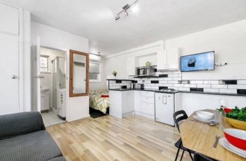 St Kilda West Apartment | ShelleyStayz Park St