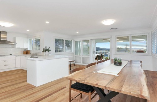 Shelly Beach House | SHELLY SANDS | pool, aircon,wifi| Accom Holidays