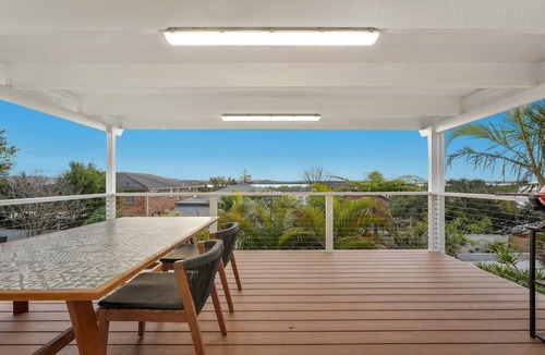 Shelly Beach House | SHELLY SANDS | pool, aircon,wifi| Accom Holidays