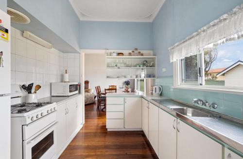 Augusta House | Sherwood - An easy walk to the Colourpatch Cafe and the river