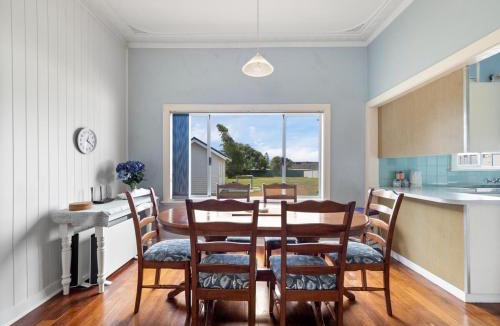 Augusta House | Sherwood - An easy walk to the Colourpatch Cafe and the river