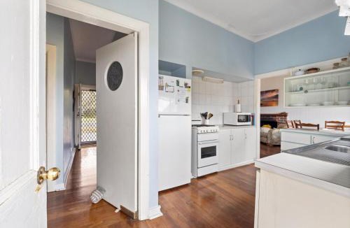 Augusta House | Sherwood - An easy walk to the Colourpatch Cafe and the river