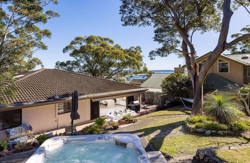 Shoal Bay House | Shoal Bay Oasis - Spacious five-bedroom retreat with spa, balcony views, walk to beach and parks