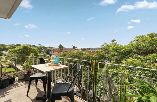 Dee Why Apartment | Shoreleaf Haven Moments from Waves and Seaside Eats