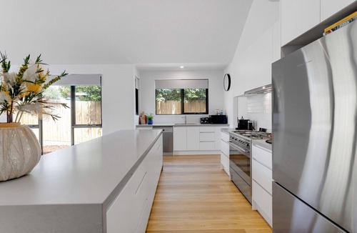 Rosebud House | SHORETELL – 900m to Rosebud Foreshore.