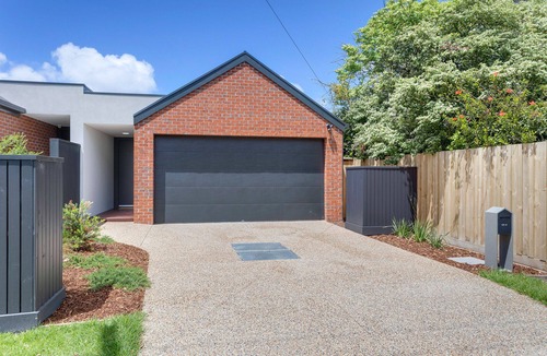 Rosebud House | SHORETELL – 900m to Rosebud Foreshore.