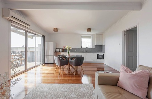 Penguin House | Short walk to the beach and local cafes