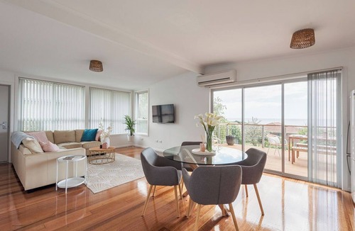 Penguin House | Short walk to the beach and local cafes