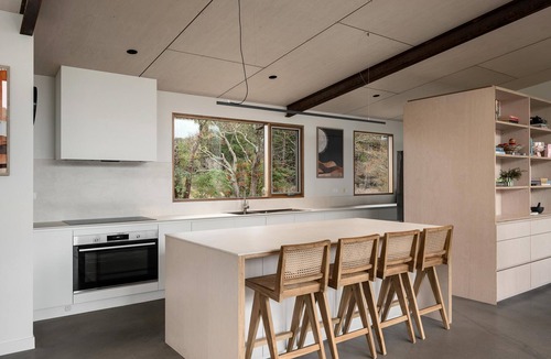 Porepunkah House | Silver House, Ground Floor - Mt Buffalo Rd - Alpine Haven on Mount Buffalo Road – A Spacious Retreat for Families, Friends & Nature Lovers