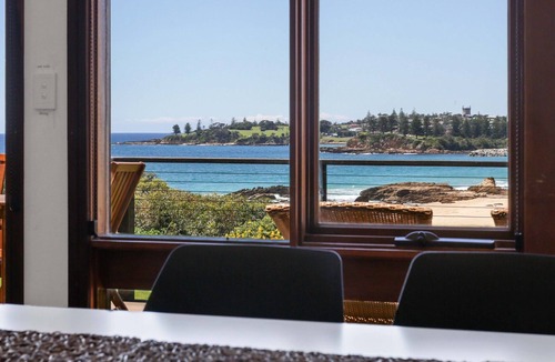 Bermagui Cottage | Situated on a headland- Captivating views-Pet friendly-A memorable experience