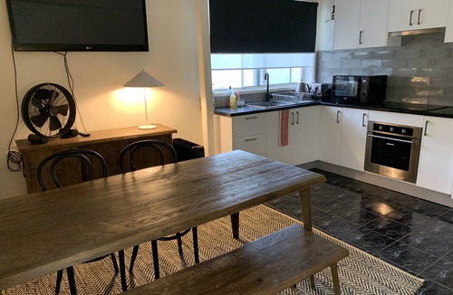 Skenes Creek House | Skenes Creek Beach Shack - Cheerful Coastal 2 Bedroom Escape