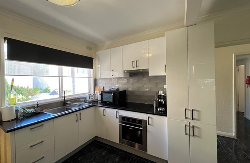 Skenes Creek House | Skenes Creek Beach Shack - Cheerful Coastal 2 Bedroom Escape