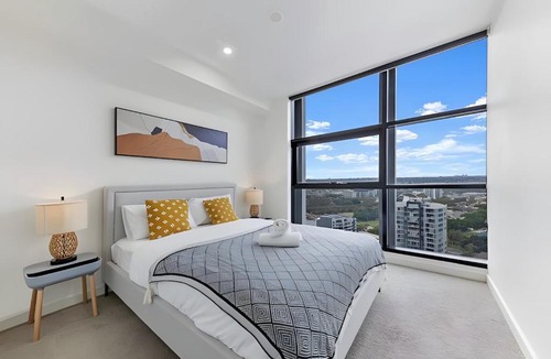 Parramatta Apartment | Sky-City-2 mins to Train & Shopping& Everything