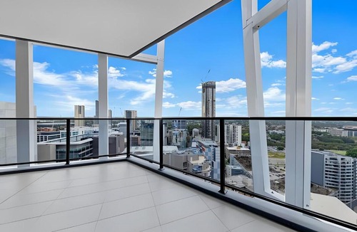 Parramatta Apartment | Sky-City-2 mins to Train & Shopping& Everything