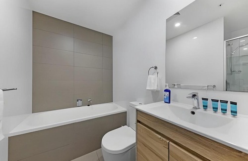 Parramatta Apartment | Sky-City-2 mins to Train & Shopping& Everything