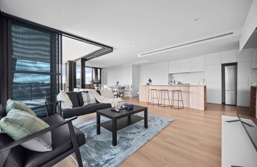 Indooroopilly Apartment | Sky-High Retreat view& Shopping at Your Doorstep