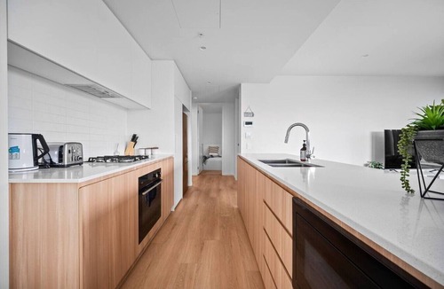 Indooroopilly Apartment | Sky-High Retreat view& Shopping at Your Doorstep