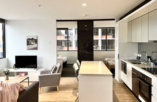 Melbourne Central Business District Apartment | Skyline Heights at Manhattan Apartment