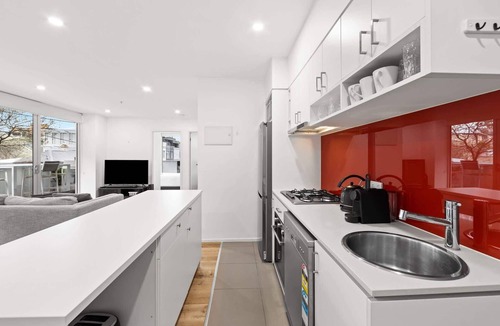 South Yarra Apartment | Sleek South Yarra 2-Bed with Alfresco Dining