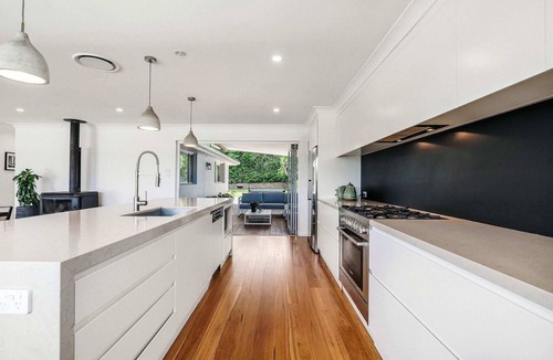 Forresters Beach House | Sleeps 12 · Heated Spa · 5 Min Walk to Beach