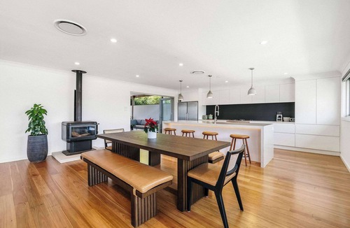 Forresters Beach House | Sleeps 12 · Heated Spa · 5 Min Walk to Beach