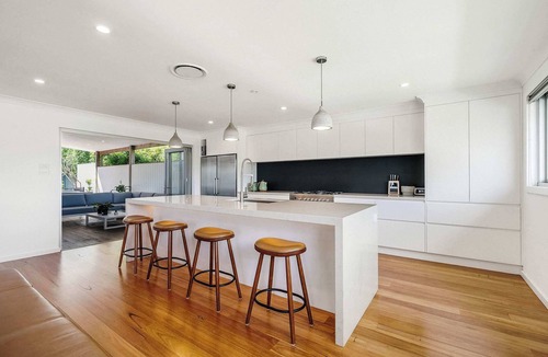 Forresters Beach House | Sleeps 12 · Heated Spa · 5 Min Walk to Beach
