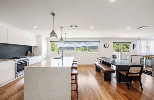 Forresters Beach House | Sleeps 12 · Heated Spa · 5 Min Walk to Beach