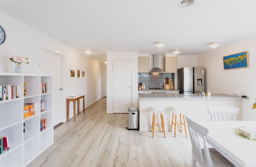 Torquay House | Sleeps 6 - Private Deck - Reading Bungalow