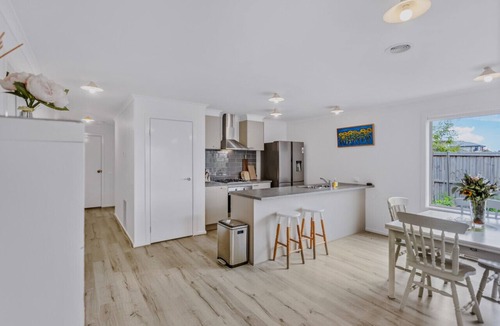 Torquay House | Sleeps 6 - Private Deck - Reading Bungalow