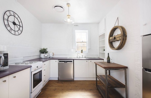 Central Mudgee House | Sleeps 8: King bed, 2 queen beds, 1 double bed, 4 bedrooms - 5 min walk to town